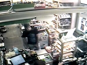 Zdjęcie kolorowe: wizerunek sprawcy kradzieży rozbójniczej