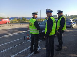 zdjęcie kolorowe: policjanci i funkcjonariusze GITD na DK88