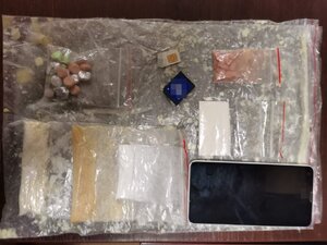 Zdjęcia kolorowe: przejęte narkotyki w postaci amfetaminy i tabletek ecstasy.