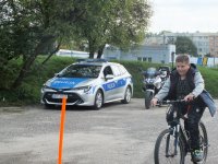 Zdjęcie kolorowe: policjanci przeprowadzaj egzamin na  kartę roworową
