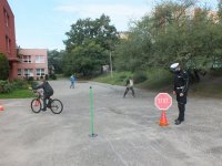 Zdjęcie kolorowe: policjanci przeprowadzaj egzamin na  kartę roworową