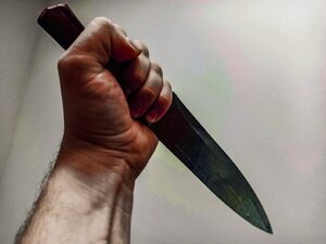 Zdjęcie kolorowe: ręką trzymająca nóż