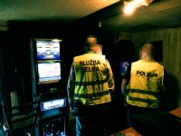 Zdjęcie kolorowe: policjancie zabezpieczaj nielegalne automaty do gier hazardowych