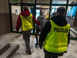 Zatrzymany 17-latek prowadzony przez policjantów