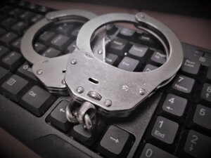 zdjęcie kolorowe: kajdanki na  klawiaturze