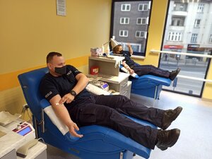 Policjant  i policjantka w punkcie krwiodawstwa w Zabrzu oddają krew