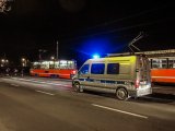 Radiowóz policyjny na tle tramwajów