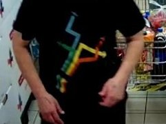 Zdjęcie z nagrania monitoringu z wizerunkiem podejrzewanych o dokonanie kradzieży rozbójniczej