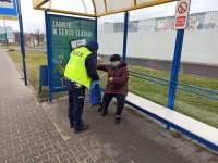 Policjant rozdający odblaski