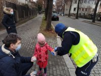 Policjant rozdający odblaski