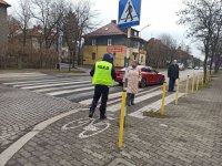 Policjant rozdający odblaski