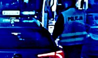 Policjanci na  miejscu wypadku drogowego w nocy