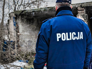 Policjant kontroluje pustostany