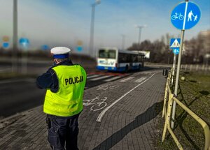 Policjant obok przejścia dla pieszych