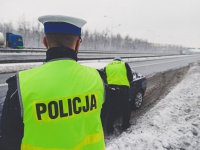 Policjanci ruchu drogowego podczas kontroli pojazdu na autostradzie A4