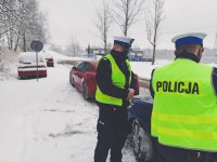 Policjanci ruchu drogowego podczas kontroli pojazdu na autostradzie A4