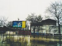 Zamalowane barierki przy ulicy Mikulczyckiej