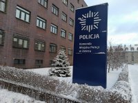 Znak informacyjny przed budynkiem komendy miejskiej policji w Zabrzu