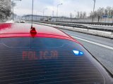 Tylna szyba nieoznakowanego radiowozy z napisem policja na  wyświetlaczu
