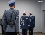 Zdjęcie kolorowe. Widoczni umundurowani policjanci, w tym Komendant Główny Policji oraz insp. Roman Rabsztyn