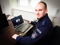mł.asp. Adam Strzodka podczas prowadzenia zajęć profilaktycznych online