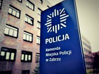 Znak informacyjny przed Komendą Miejską Policji w Zabrzu.