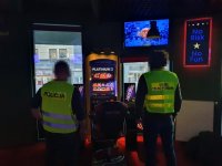 Policjant i funkcjonariusz kas podczas zabezpieczenia nielegalnych automatów do gier hazardowych