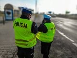 Policjanci wykonują pomiar prędkości