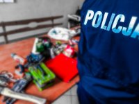 Element umundurowania policjanta z napisem policja przy odzyskanych narzędziach pochodzących z kradzieży