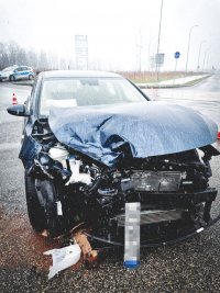 Uszkodzone pojazdy na  miejscu wypadku