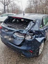 Uszkodzone pojazdy na  miejscu wypadku