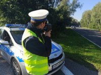 Policjant wykonuje pomiar predkości