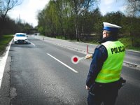 Policjanci drogówki podczas działań prewencyjnych na drodze