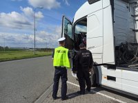 Policjanci i funkcjonariusze KAS podczas prowadzeni kontroli pojazdów ciężarowych