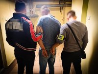 Policjanci z zatrzymanym mężczyzną