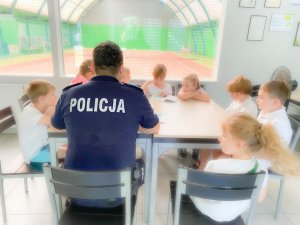 Policjant podczas  spotkania profilaktycznego