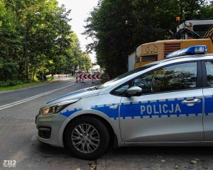 Policjanci podczas kontroli drogowej
