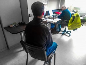 Policjant przesłuchuje podejrzanego