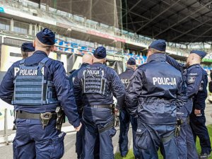 Policjanci VI Kompani Nietatowego Pododdziału Prewencji podczas  ćwiczeń na stadionie Górnika Zabrze
