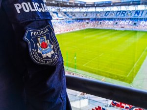 Naszywka Komendy Miejskiej Policji w Zabrzu w tle trybuny  na Stadionie Górnika Zabrze
