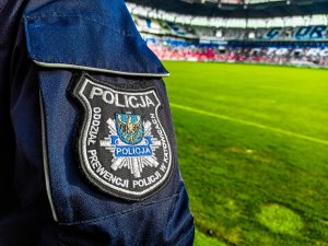 Naszywka Oddziałów Prewencji Policji w Katowicach  w tle trybuny  na Stadionie Górnika Zabrze