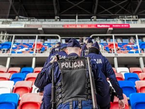 Policjanci VI Kompani Nietatowego Pododdziału Prewencji podczas  ćwiczeń na stadionie Górnika Zabrze