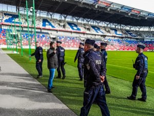 Policjanci VI Kompani Nietatowego Pododdziału Prewencji podczas  ćwiczeń na stadionie górnika Zabrze