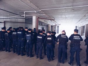 Policjanci VI Kompani Nietatowego Pododdziału Prewencji podczas  ćwiczeń na stadionie górnika Zabrze