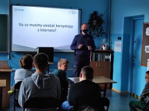 policjanci podczas  prelekcji