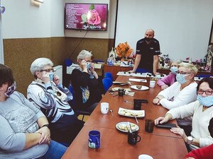 Dzielnicowy podczas spotkania z seniorami.