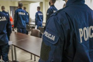 Nowo przyjęci policjanci podczas  ślubowania.