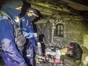 Policjanci podczas  interwencji wobec osoby bezdomnej, która przebywała w pustostanie