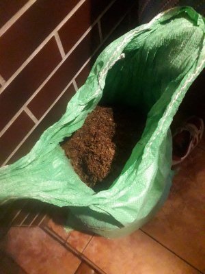 Zabezpieczony przez policjantów tytoń w worku
