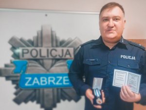 Młodszy Aspirant Daniel Mądrawski z odznaką Honorowego Dawcy krwi